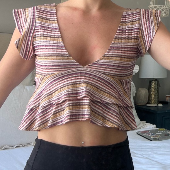 ✨ Cropped Top with Flowy details - Picture 2 of 4